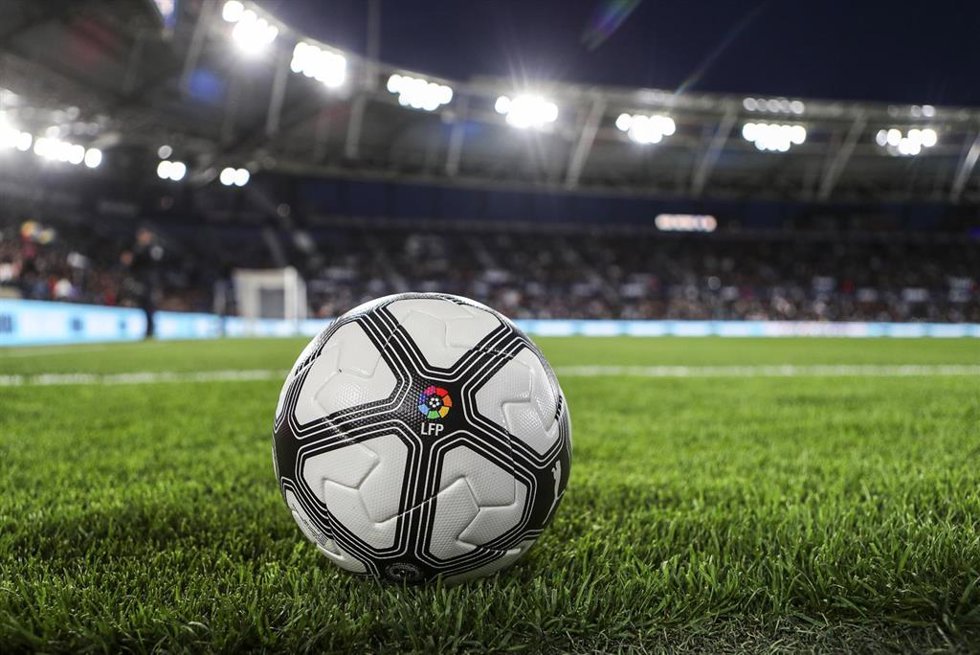 Balón de Puma para la 'Jornada Retro' de LaLiga EA Sports 2025-26.
