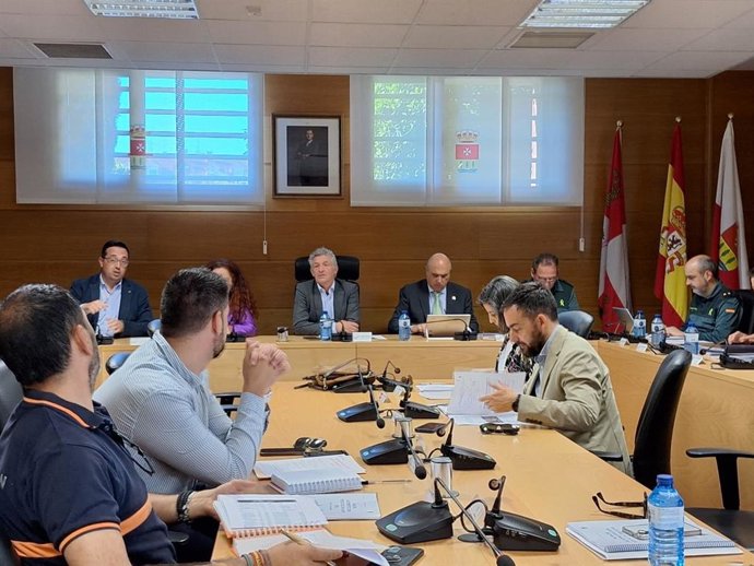 El subdelegado del Gobierno en Valladolid, Jacinto Canales, y el alcalde de Arroyo de la Encomienda, Sarbelio Fernández, en la Junta de Seguridad Local para las próximas fiestas patronales de San Juan 2026
