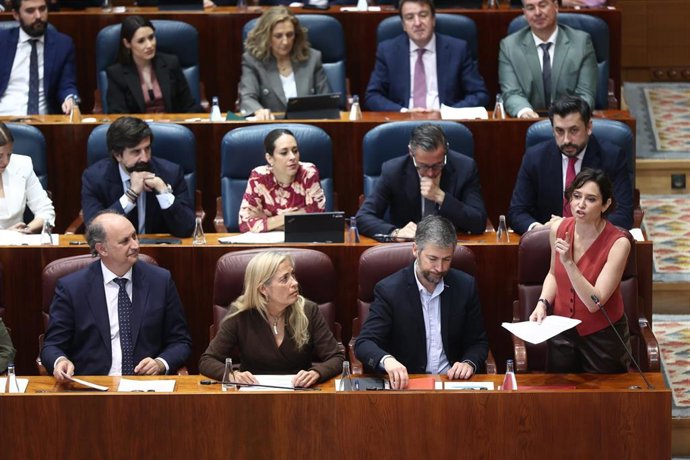 La presidenta de la Comunidad de Madrid, Isabel Díaz Ayuso (d), durante una sesión plenaria en la Asamblea de Madrid, a 16 de abril de 2026, en Madrid (España)