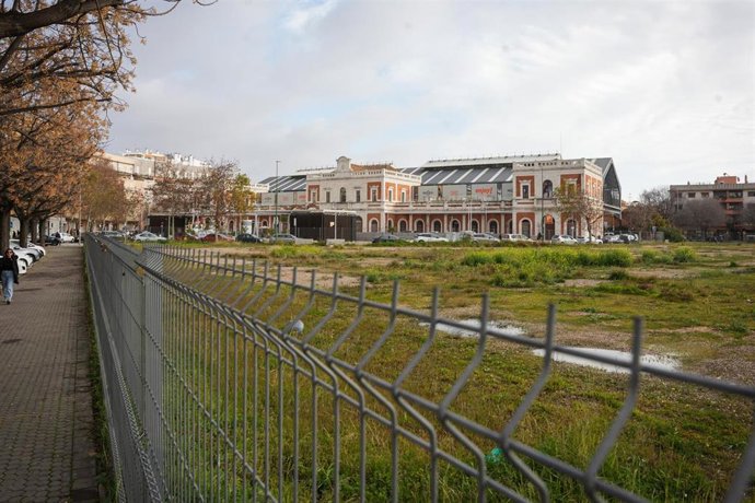 Archivo - Imágenes de la parcela objeto de recalificación en el barrio de San Bernardo, junto a la antigua estación de Cádiz, en foto de archivo.