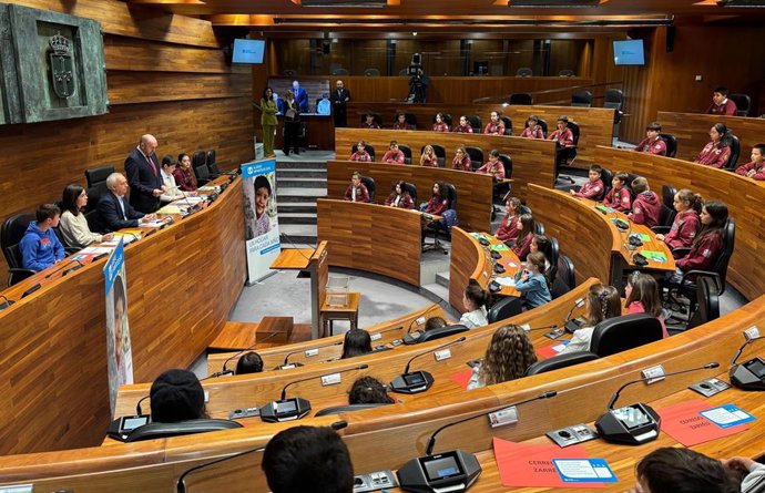 Escolares se convierten en 'Diputados por un día' en la Junta General para debatir sobre convivencia digital