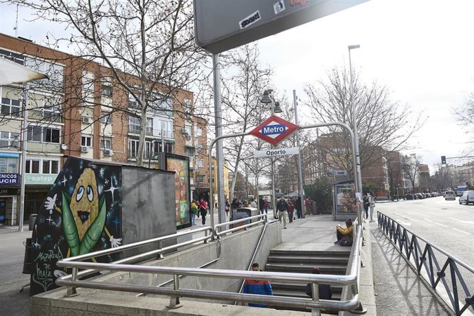 Archivo - Boca de metro en la plaza de Oporto, a 16 de febrero de 2026, en Madrid (España). La plaza de Oporto y su entorno en Carabanchel serán renovados por completo con una inversión de más de cinco millones de euros, centrada en mejorar el entorno y d