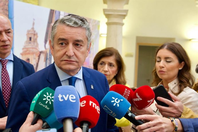 Antonio Sanz atiende a los periodistas en Córdoba.