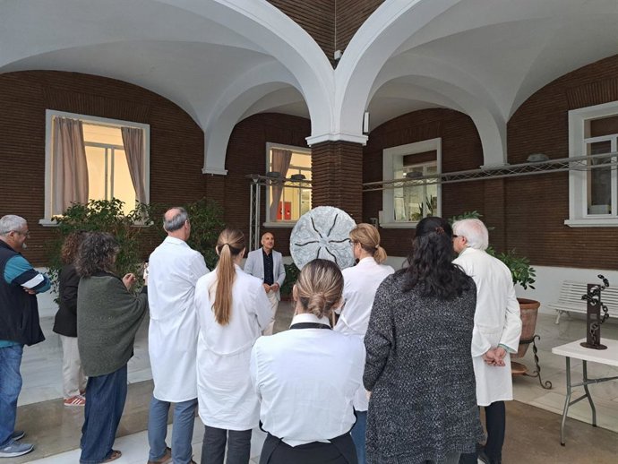 Obras de acero de José Luis Biedma se exponen en el Virgen del Rocío para sensibilizar sobre hemofilia.