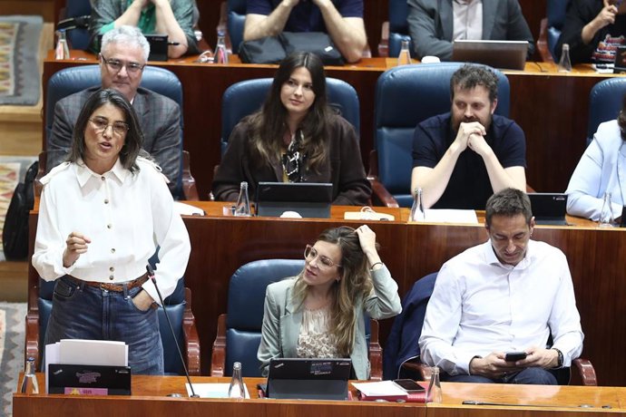 La portavoz de Más Madrid en la Asamblea, Manuela Bergerot (i), durante una sesión plenaria en la Asamblea de Madrid, a 16 de abril de 2026, en Madrid (España). La Asamblea de Madrid debate en torno al estado y calidad de la sanidad y educación madrileñas