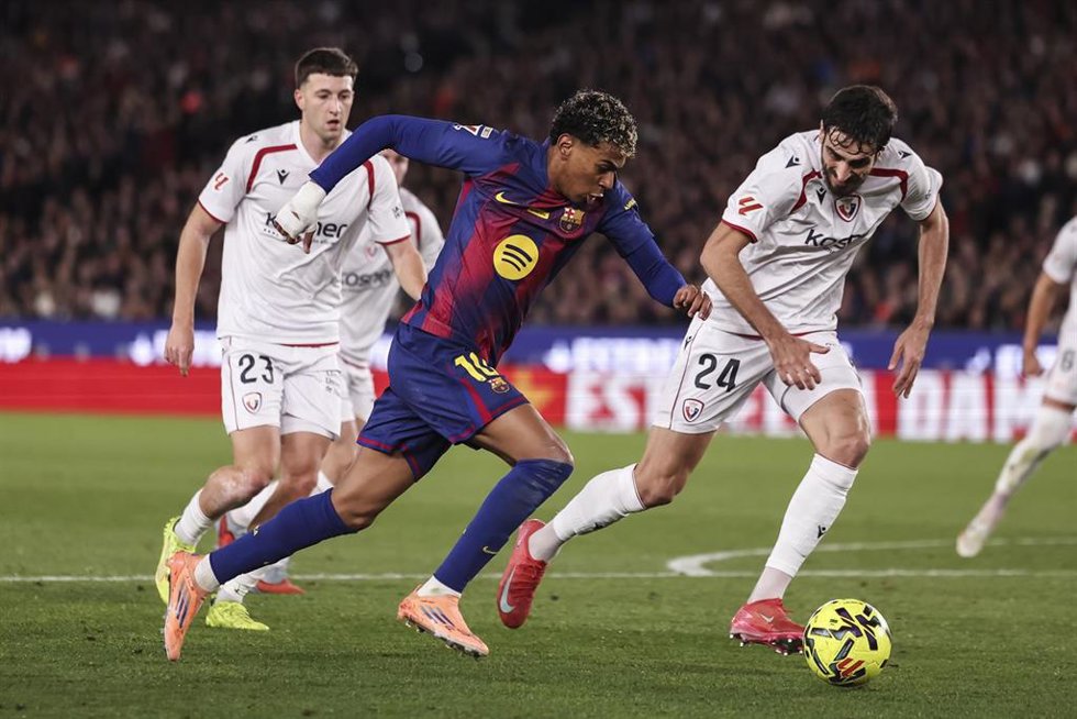 Archivo - El atacante del FC Barcelona Lamine Yamal (centro) intenta regatear a Alejandro CAtena (CA Osasuna) en LaLiga EA Sports 2025-26.