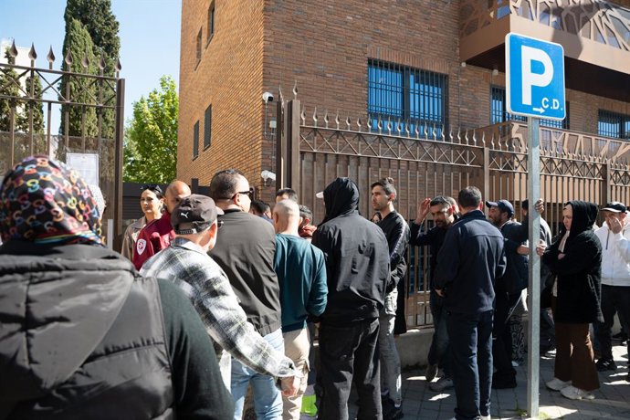 Diverses persones fan cua per a entrar en l'Ambaixada i Consolat del Marroc, a 15 d'abril de 2026, a Madrid (Espanya). 