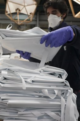 Archivo - Un operario prepara material en una empresa