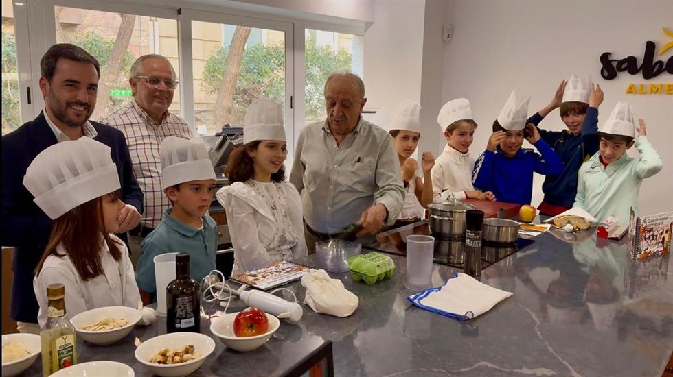 Presentación de una guía de recetas infantiles en la Feria del Libro de Almería en el espacio Sabores Almería.