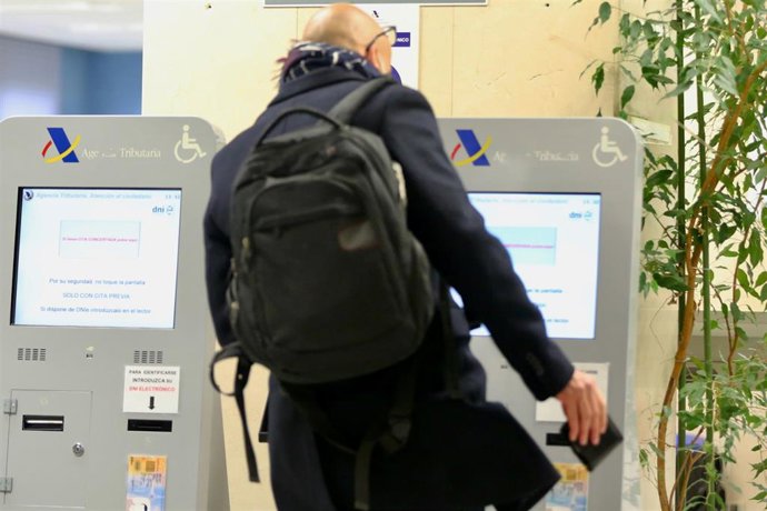 Archivo - Una persona en una Oficina de la Agencia Tributaria