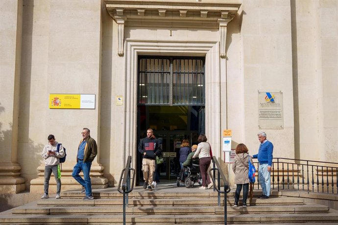 Contribuyentes en la sede de la Delegación Especial de la Agencia Tributaria en Sevilla. A 8 de abril de 2026 en Sevilla (Andalucía, España). 
