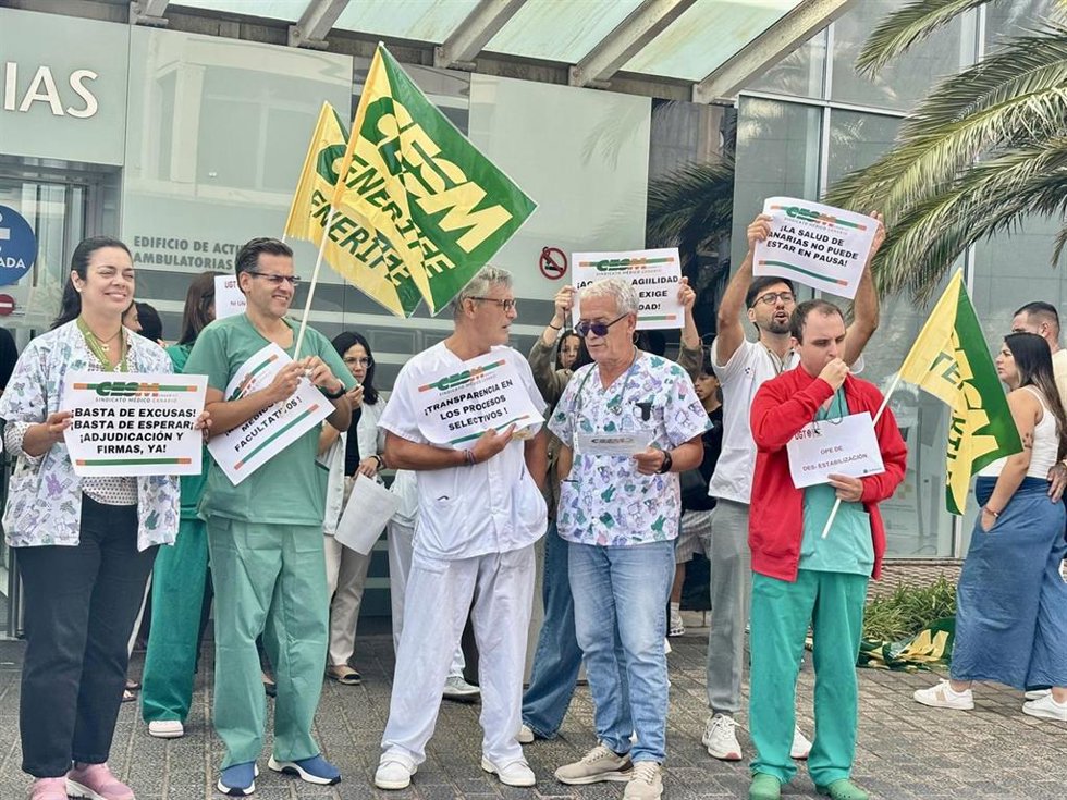 Archivo - Concentración de médicos en el HUC para exigir la finalización del proceso de estabilización del SCS