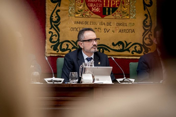 Archivo - Arquivo - O prefeito de Móstoles, Manuel Bautista, durante uma sessão plenária extraordinária na Câmara Municipal de Móstoles, em 24 de fevereiro de 2026, em Móstoles, Madri (Espanha). A Câmara Municipal de Móstoles realiza uma sessão plenária e
