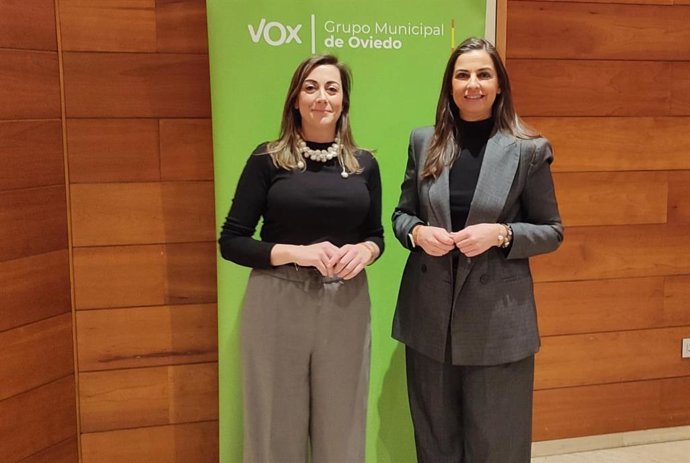 Archivo - Las concejalas de Vox Oviedo Sonsoles Peralta y Alejandra González.