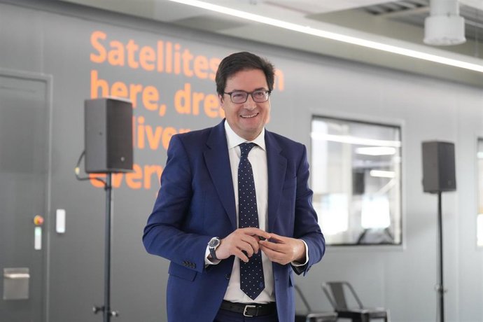 El ministro para la Transformación Digital, Óscar López, durante una visita a Sateliot, a 8 de abril de 2026, en Barcelona, Catalunya (España).
