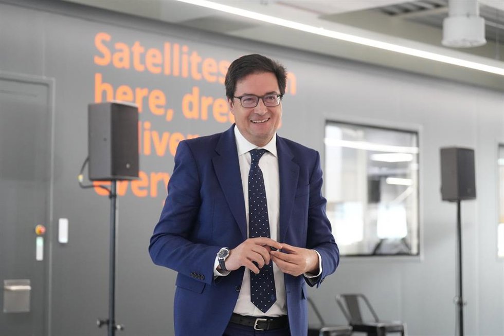El ministro para la Transformación Digital, Óscar López, durante una visita a Sateliot, a 8 de abril de 2026, en Barcelona, Catalunya (España).