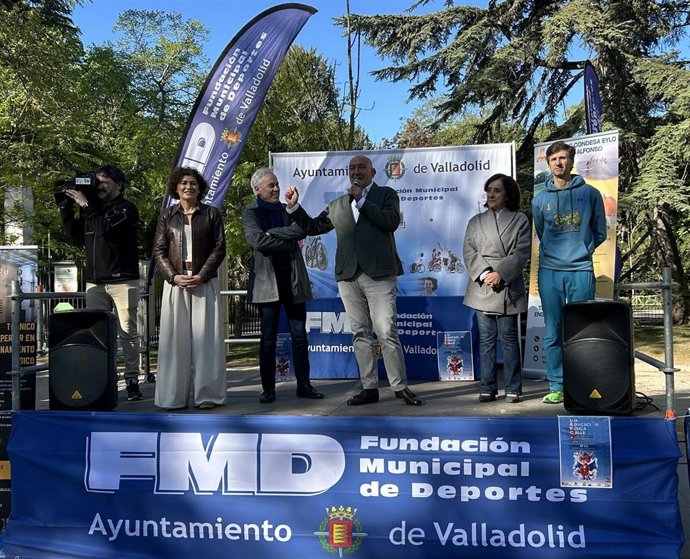 El alcalde de Valladolid, Jesús Julio Carnero, se dirige a los escolares que participan en el Día de la Educación Física en la Calle.