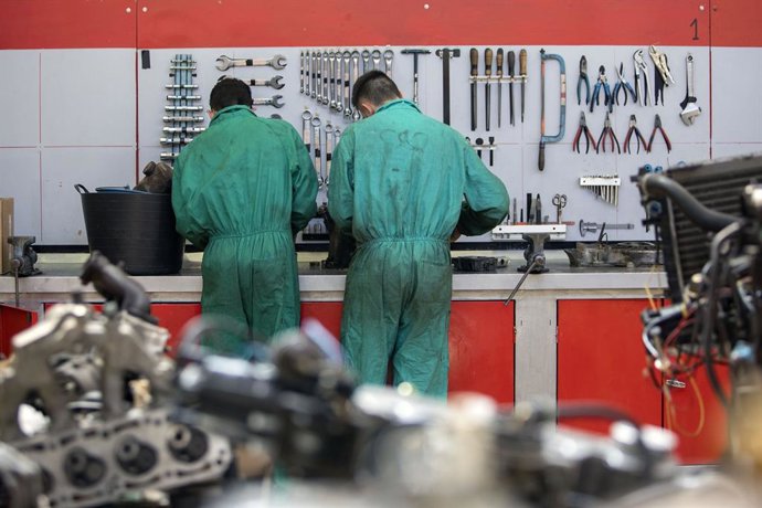 Archivo - Ingenieros de automatización y software guían la demanda de empleos en automoción en 2026, según Adecco