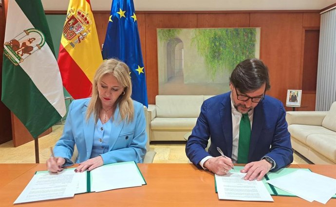 La consejera de Economía, Hacienda y Fondos Europeos de la Junta de Andalucía y presidenta de Málaga TechPark, Carolina España, y el presidente de la Academia Andaluza de Ciencias Económicas y del Territorio, José Ignacio Castillo Manzano.