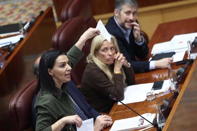 La consejera de Educación, Ciencia y Universidades de la Comunidad de Madrid, María Mercedes Zarzalejo (i), durante una sesión plenaria en la Asamblea de Madrid, a 16 de abril de 2026, en Madrid (España).