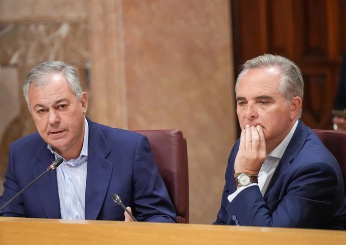 Archivo - El alcalde de Sevilla, José Luis Sanz, y el portavoz del Gobierno local, Juan Bueno (d), durante un Pleno municipal, en foto de archivo.