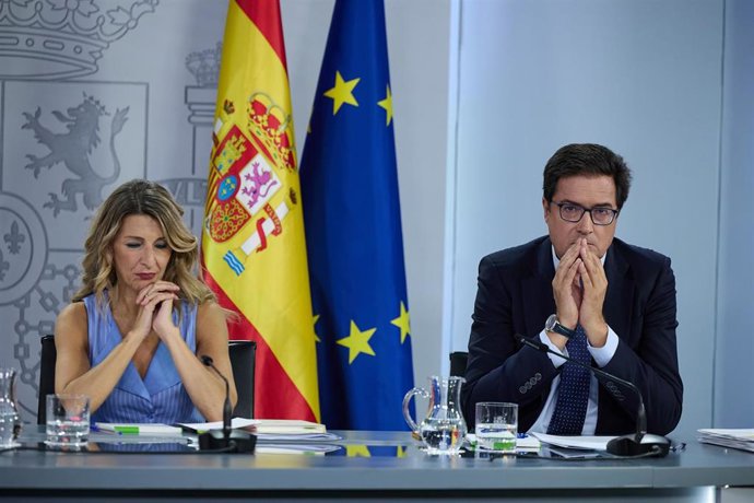 Archivo - La vicepresidenta segunda y ministra de Trabajo, Yolanda Díaz, y el ministro para la Transformación Digital y de la Función Pública, Óscar López, durante una rueda de prensa posterior a la reunión del Consejo de Ministros, en el Palacio de La Mo