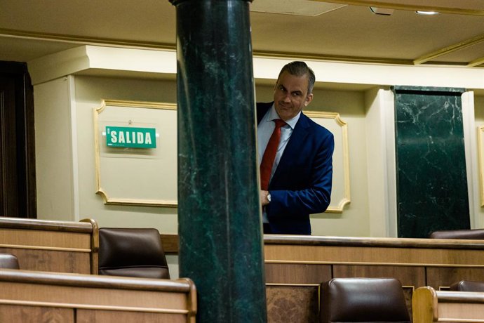 Archivo - Arquivo - O ex-porta-voz do VOX na Câmara Municipal de Madri, Javier Ortega Smith, ao sair de uma sessão plenária no Congresso dos Deputados, em 24 de fevereiro de 2026, em Madri (Espanha). O Congresso debate duas propostas de lei: da Sumar para