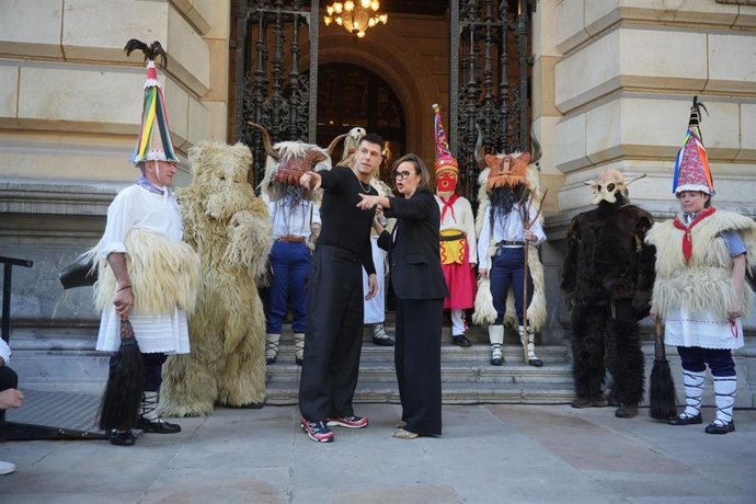 El cantante de Zetak, Pello Reparaz, con la diputada general de Bizkaia, Elixabete Etxanobe, personajes de la mitología vasca y joaldunak en las puertas del Palacio Foral de Bizlaia, en Bilbao