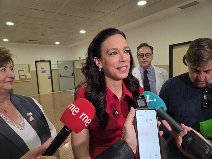 La consejera de Salud y Servicios Sociales en funciones atiende a los medios.