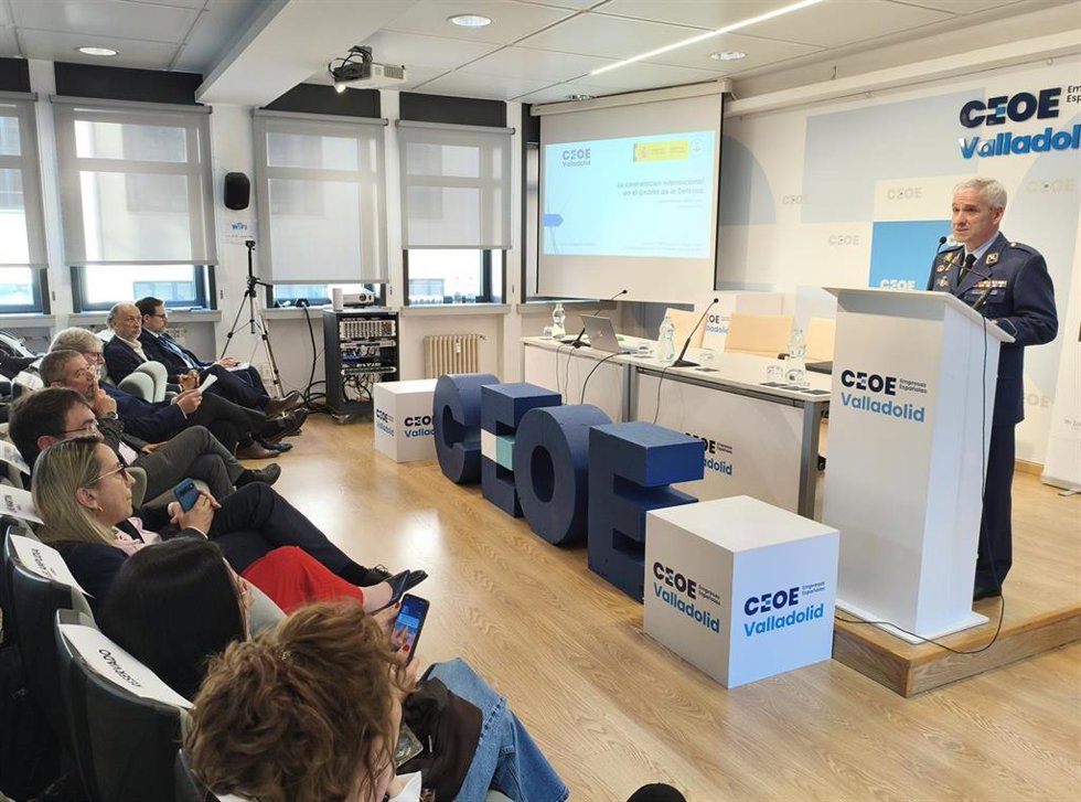 El coronel Luis Carlos Frago Pérez, de la Subdirección General de Adquisiciones de Armamento y Materiales del Ministerio de Defensa, en la jornada organizada por CEOE Valladolid sobre contratación en el ámbito de la defensa.