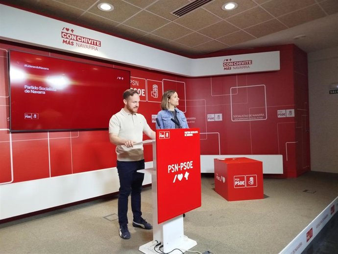 El portavoz del PSN en la Mancomunidad de la Comarca de Pamplona (MCP), Xabi Sagardoy, y la portavoz del PSN en el Ayuntamiento de Pamplona, Marina Curiel