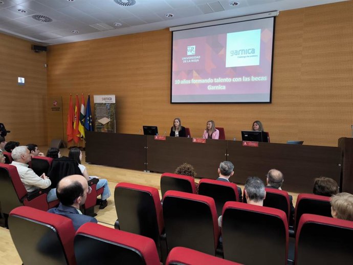 La rectora de la UR, Eva Sanz, toma la palabra antes de hacer entrega de las becas Garnica