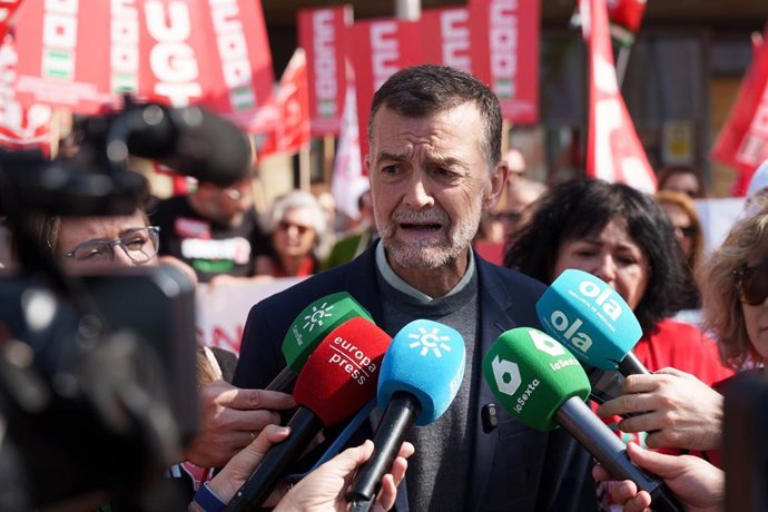 El candidato de Por Andalucía a la Presidencia de la Junta y coordinador federal de Izquierda Unida (IU), Antonio Maíllo, atiende a los medios en la concentración de la plantilla Faisem.