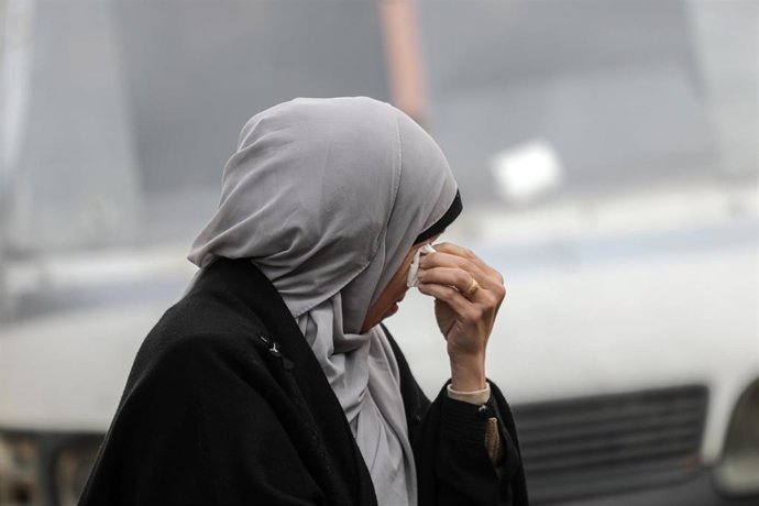 Archivo - Una mujer llora tras la muerte de varios palestinos en un ataque ejecutado por Israel contra la Franja de Gaza en enero de 2026, a pesar del alto el fuego pactado en octubre de 2025 (archivo)
