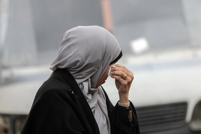 Archivo - Arquivo - 14 de janeiro de 2026, Cidade de Gaza, Faixa de Gaza, Território Palestino: Palestinos choram diante de um corpo durante o funeral de três membros da família Hamoda, que estavam deslocados e morreram após o desabamento de partes de um 