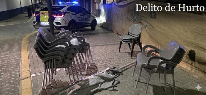 Un investigado por la Policía Local por hurto al pillarlo in fraganti en Maracena ocultando sillas y sombrillas de un bar