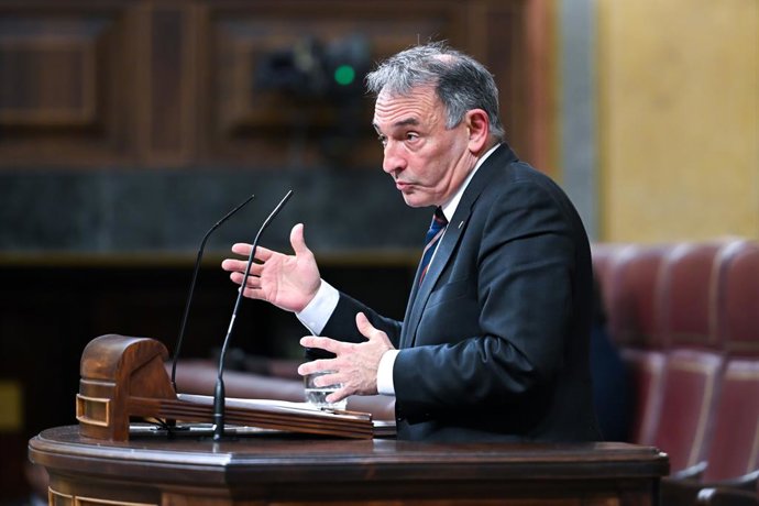 El diputado de Sumar Enrique Santiago interviene durante una sesión plenaria en el Congreso de los Diputados, a 17 de marzo de 2026, en Madrid (España). El Pleno aborda hoy dos proposiciones de ley, debates sobre libertad de información y cristianos perse