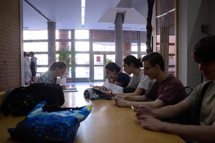 Archivo - Alumnos repasan antes del inicio de un examen, el primer día de la Evaluación de Acceso a la Universidad (EvAU), en la Politécnica de la Universidad de Alcalá de Henares, a 3 de junio de 2024, en Alcalá de Henares, Madrid (España). 