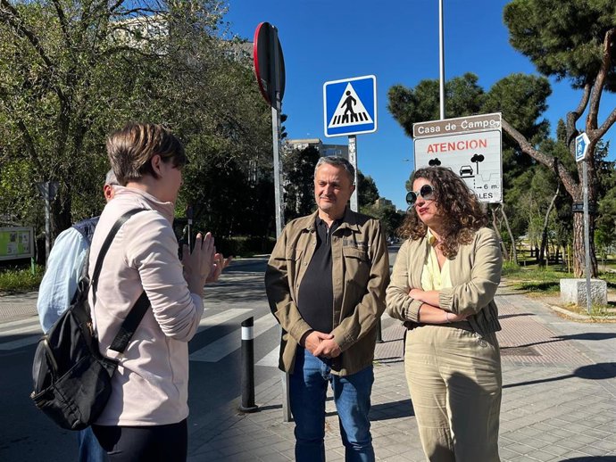 La portavoz adjunta del PSOE en el Ayuntamiento, Enma López, y el concejal Pedro Barrero