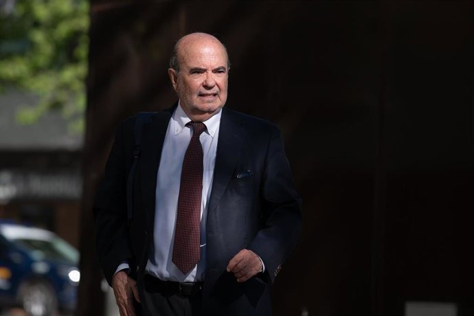 El exvicepresidente de la Junta de Andalucía Gaspar Zarrías, a su llegada para declarar como testigo en el juicio por el caso ‘Leire Díez’, en los juzgados de Plaza Castilla, a 16 de abril de 2026, en Madrid (España).