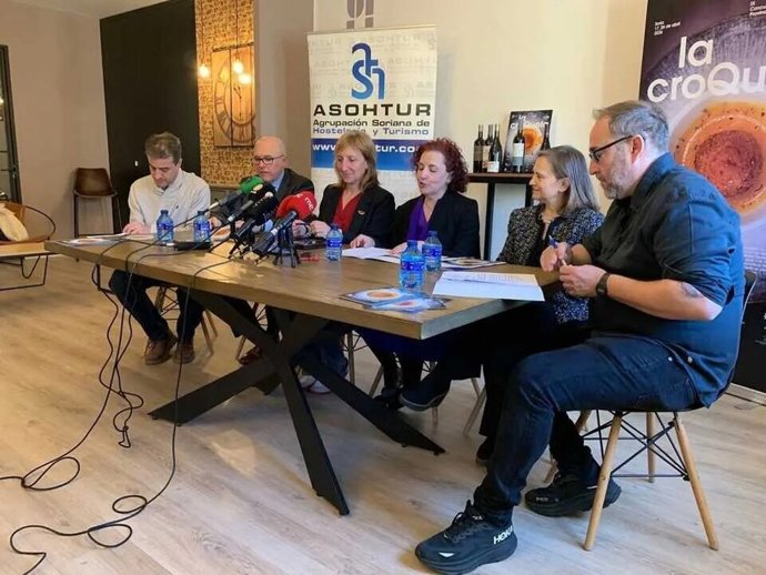 De izda a dcha, De Francisco, Tierno, Santos, Martínez, Jiménez y Cedazo presentan las Jornadas de la Croqueta de Soria