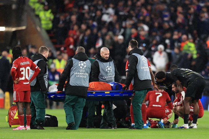 El delantero del Liverpool Hugo Ekitike es evacuado en camilla de Anfield después de romperse el tendón de Aquiles ante el PSG en la Champions 2025-26. 
