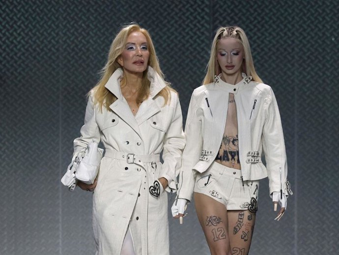 Tres años después de su desfile viral, Carmen Lomana vuelve a la pasarela