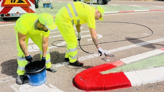 Repintado de bordillos en el punto kilométrico 30 de la N-432