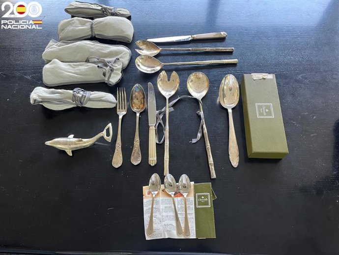 Piden colaboración ciudadana para encontrar a los dueños de una cubertería de plata robada en Palma.