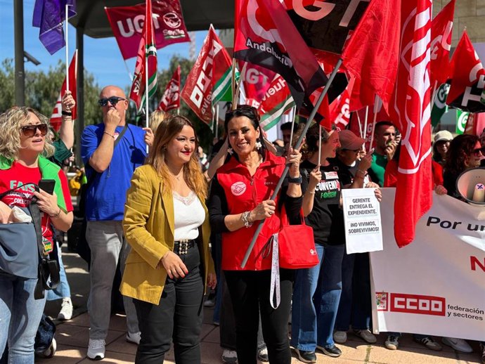 La candidata del PSOE de Sevilla a las Elecciones Andaluzas, Verónica Pérez, en la concentración en defensa de los trabajadores de Faisem.