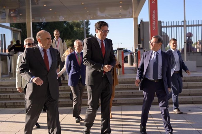 Luis Isasi, presidente Santander España, Óscar López, ministro para la Transformación Digital y de la Función Pública, y Francisco Hortigüela, presidente de Ametic