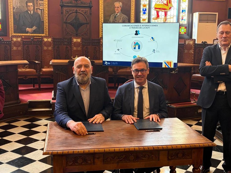 El alcalde de Palma, Jaime Martínez, y el conseller de Economía, Hacienda e Innovación, Antoni Costa, durante la firma de un tratado en Conrt.