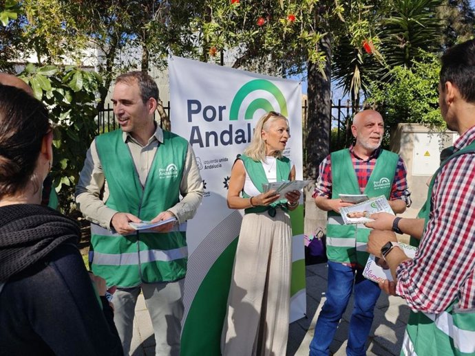 El coordinador general de IU Andalucía y diputado en el Congreso, Toni Valero, y los candidatos de Por Andalucía Ernesto Alba y Victoria Morales en un acto en Marbella.