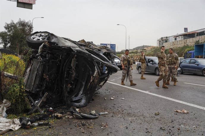 15 de abril de 2026, distrito de Chouf, ao sul de Beirute, Líbano: Um drone israelense atingiu uma van que transportava suprimentos alimentares na rodovia de Saadiyat, seguido pouco depois por um segundo ataque contra outro veículo na estrada Jiyeh-Sidon,